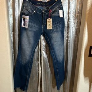 Boot cut jeans with stretch.
